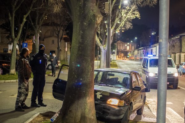 Pula: Bježali policiji u ukradenom automobilu pa se zabili u stablo