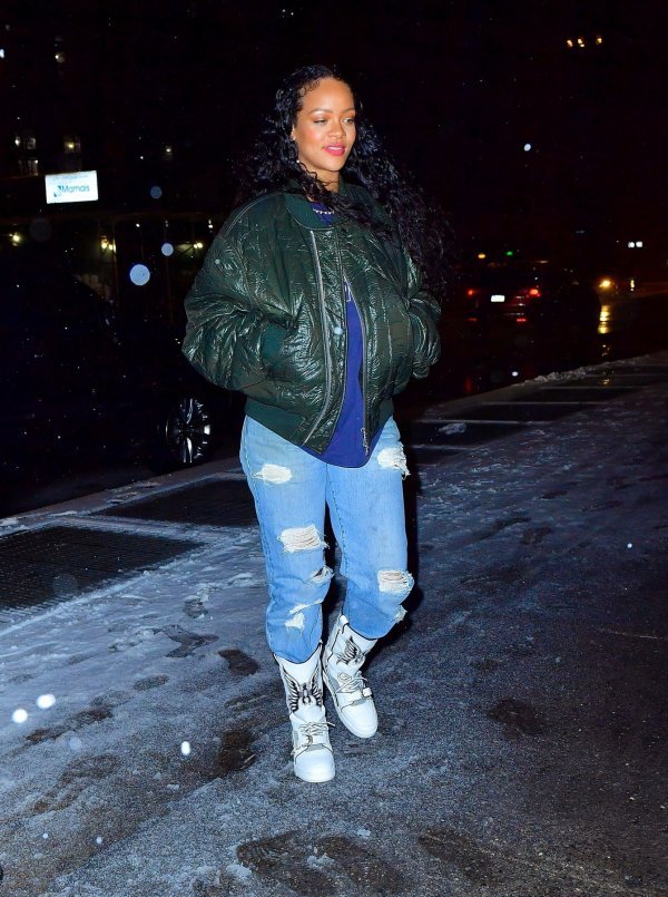 Rihanna u plavoj majici i crnoj bomber jakni 15. siječnja