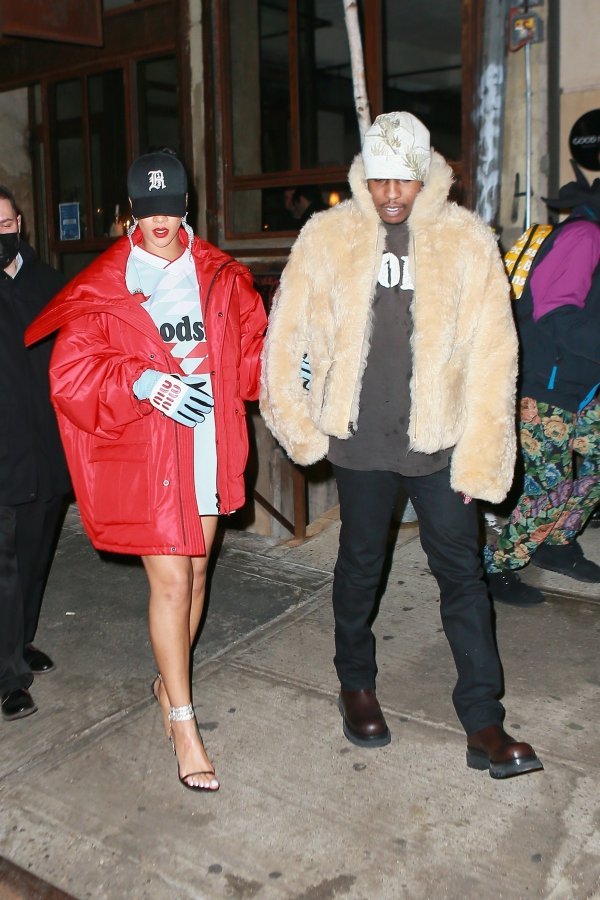 Rihanna i ASAP Rocky viđeni su 22. siječnja u SoHou, Balenciaga parka, Martine Rose kopulja, Miu Miu kožne rukavice, R13 kapa i Amina Muaddi sandale