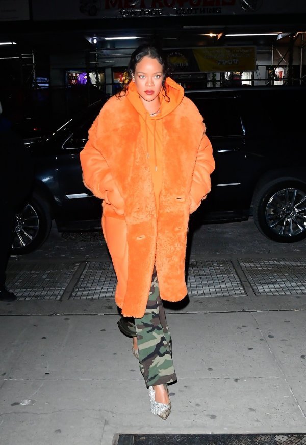 Rihanna, 26. siječnja; Celine  hoodica i cargo hlače, kristalima ukrašene štikle Gucci x Balenciaga i narančasti teddy kaput Bottega Veneta