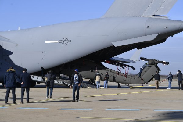 Doček helikoptera UH-60M Black Hawk na Plesu