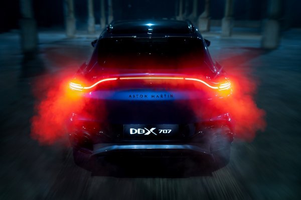 Aston Martin DBX707