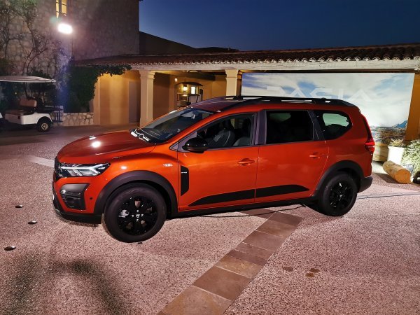 Dacia Jogger EXTREME Special Edition 1.0 TCe 110 7-sjedala: boja Terracotta smeđa