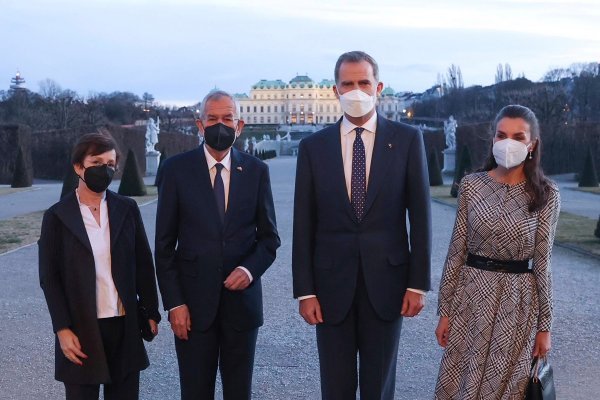 Kralj Felipe VI i kraljica Letizia ispred palače Hofburg