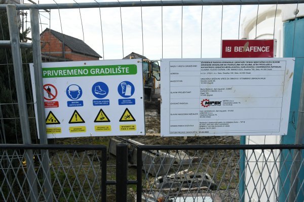 Nakon više od godinu dana od potresa započela izgradnja prve zamjenske kuće u državnoj obnovi