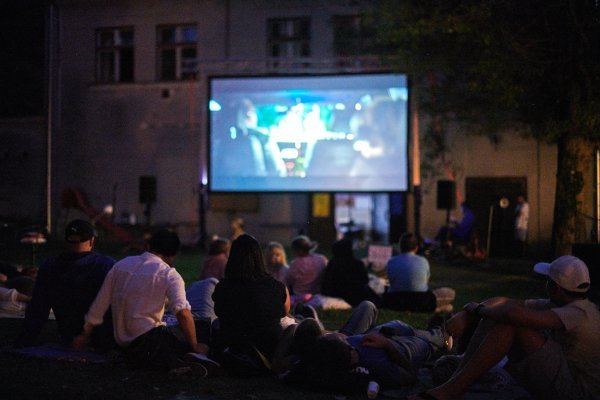 'Kino pred Kućom' je filmski program Kuće Klajn, a donosi filmske projekcije pod zvijezdama na travnatoj površini pokraj kuće