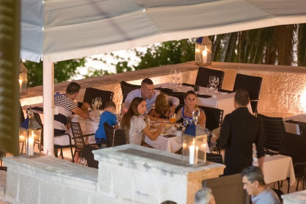 Perišić i Kalinić sa suprugama u Dubrovniku 2016.