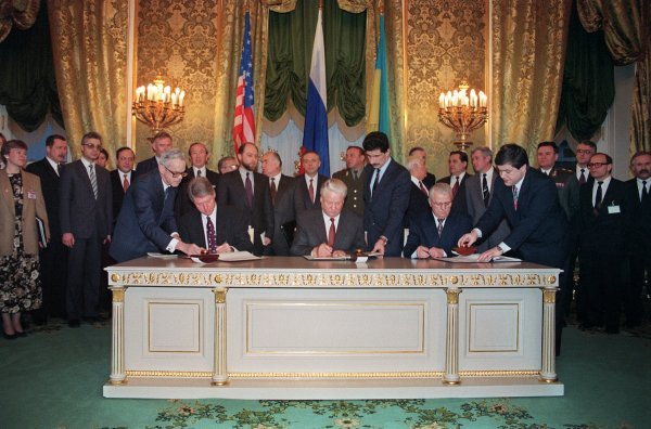 Potpisivanje sporazuma kojim se Ukrajina odrekla nuklearnog naoružanja