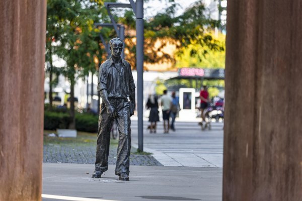 Šetač je jedan od najpoznatijih simbola i uličnih skulptura te na poseban način predstavlja grad Osijek. Nalazi se na Trgu slobode, a postavljen je 1974. godine kao prva ulična skulptura u Hrvatskoj i jedna od prvih u ovom dijelu Europe. To je silueta brončane skulpture poznatog hrvatskog književnika i publicista Augusta Cesarca, koju je osmislio i izradio osječki akademski kipar Stjepan Gračan. Nedugo nakon postavljanja, stanovnici Osijeka su brončanoj skulpturi dali nadimak "Šetač" te je pod tim nadimkom spomenik poznat i izvan granica grada Osijeka. Spomenik je visok dva metra i jedan je od rijetkih osječkih spomenika koji je preživio Domovinski rat