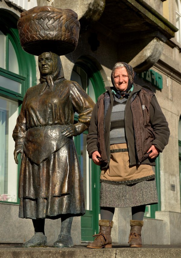 Đurđica Jančić radi na tržnici Dolac dulje od 50 godina, a počela je sa 17. Pokojni kipar Stjepan Gračan svojedobno je izabrao upravo nju za model pri izradi poznatog kipa kumice Barice koja dočekuje posjetitelje Dolca, a i jedan je od najprepoznatljivijih simbola Zagreba