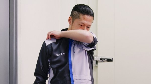 Ryunosuke Ino nosi Nissanovu uniformu opranu bez deterdženta, pazeći da njegovi otisci mirisa budu čisti i bez utjecaja