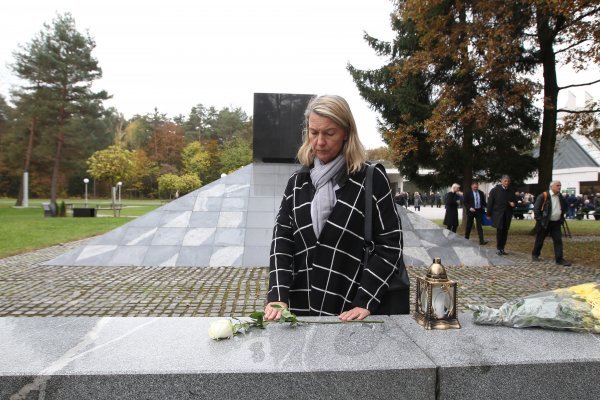 Vesna Teršelič pored spomen-obilježja u Hudoj jami