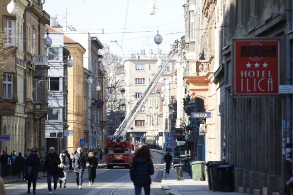 Vatrogasci uklanjaju dijelove fasada stradalih u potresu