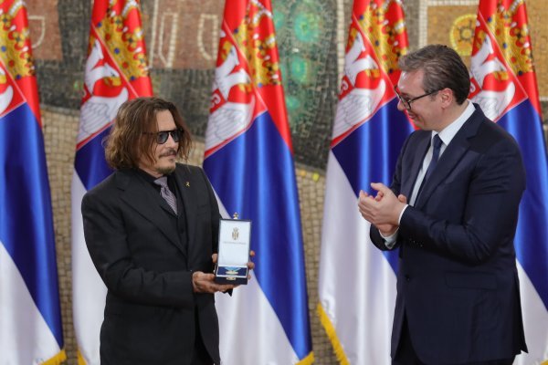 Aleksandar Vučić uručio odlikovanje Johnnyju Deppu