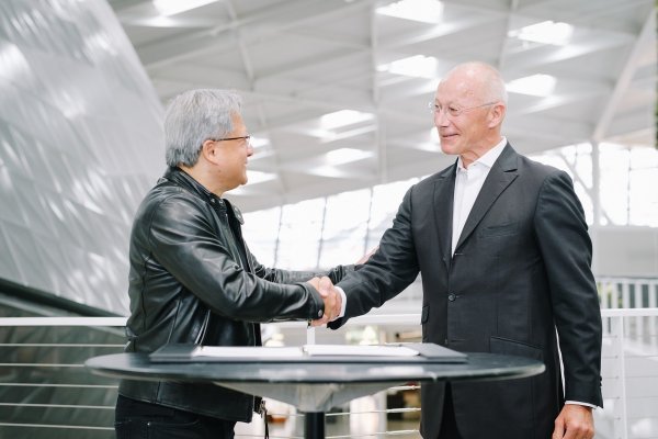 Jensen Huang, osnivač i CEO NVIDIA (lijevo) i Thierry Bolloré, CEO Jaguar Land Rover