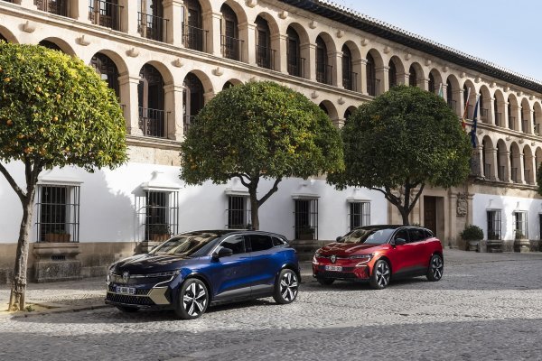 Renault Mégane E-TECH Electric - Techno version (Flame Red crvena)