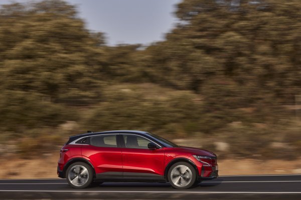 Renault Mégane E-TECH Electric - Techno version (Flame Red crvena)