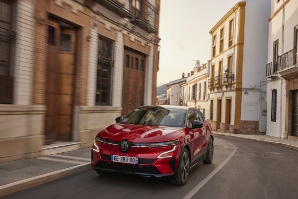 Renault Mégane E-TECH Electric - Techno version (Flame Red crvena)