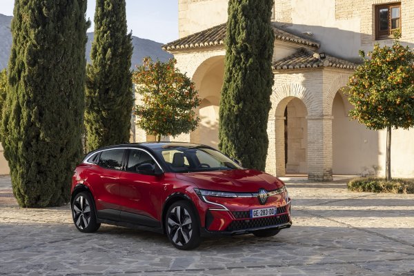 Renault Mégane E-TECH Electric - Techno version (Flame Red crvena)