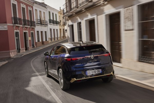 Renault Mégane E-TECH Electric - Iconic verzija (boja Midnight Blue plava)