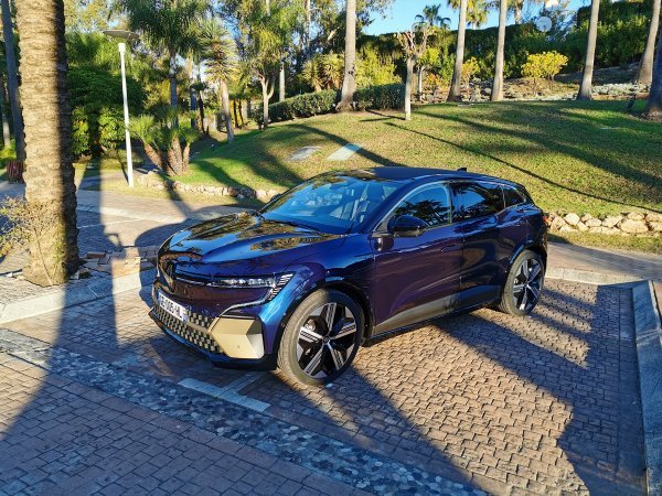 Renault Mégane E-TECH Electric - Iconic verzija (boja Midnight Blue plava)