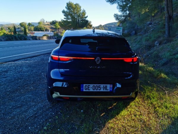 Renault Mégane E-TECH Electric - Iconic verzija (boja Midnight Blue plava)