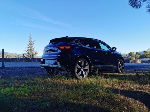 Renault Mégane E-TECH Electric - Iconic verzija (boja Midnight Blue plava)