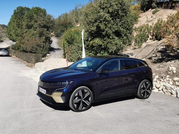 Renault Mégane E-TECH Electric - Iconic verzija (boja Midnight Blue plava)