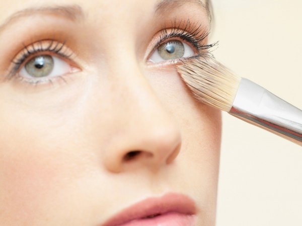 Koža ispod očiju mora biti savršeno hidratizirana kako biste izbjegli taloženje pigmenta iz korektora
