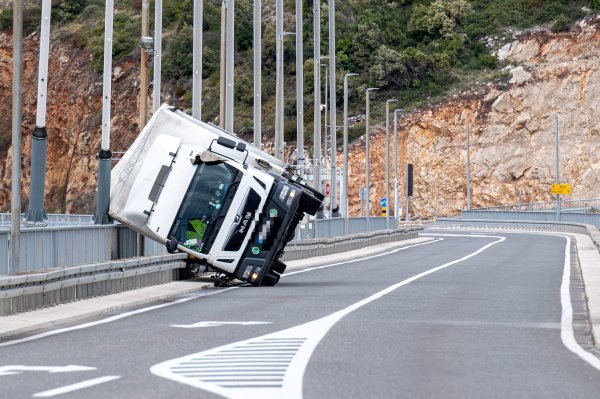 Bura prevrnula kamion na mostu u Dubrovniku
