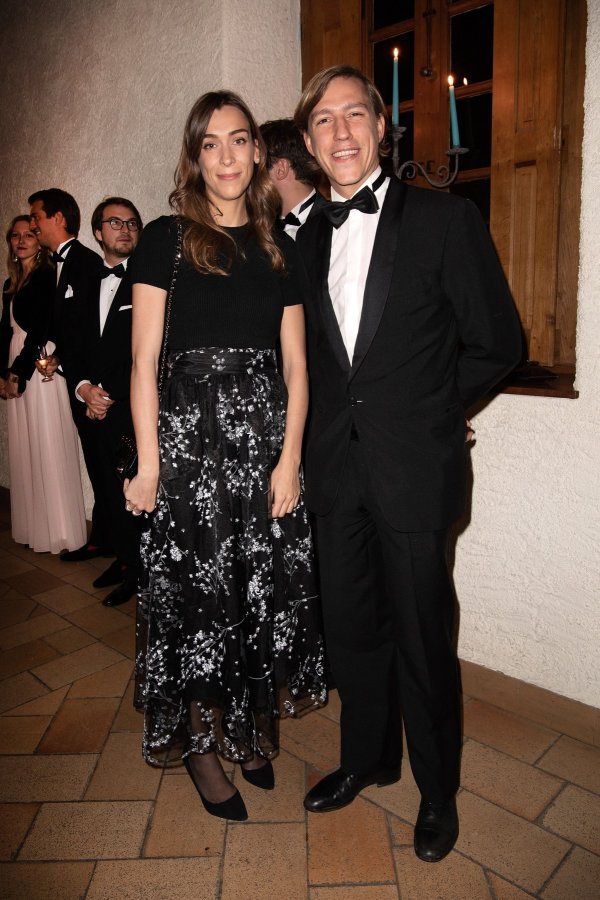 Princ Louis, Scarlett-Lauren Sirgue