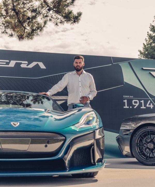 Mate Rimac pokraj svog hiperautomobila Nevera