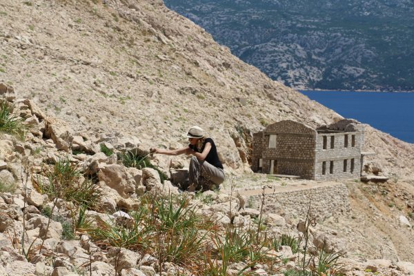 Andreja Kulunčić 'Vi ste Partiju izdale onda kada je trebalo da joj pomognete', in situ umjetnička intervencija, Goli Otok, 2021. Fotografija: Ivo Martinović