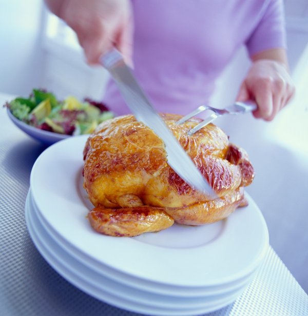 Prije posluživanaj i rezanja piletinu ostavite da odstoji desetak minuta