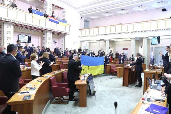 Veleposlanik Ukrajine u Saboru pozdravljen velikim pljeskom i zastavom Ukrajine