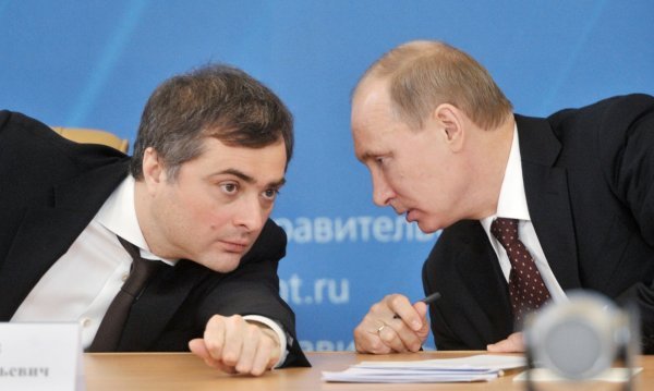 U najužem Putinovu krugu, u promociji Iljina ističe se političar i biznismen Vladislav Surkov, smatran arhitektom putinizma