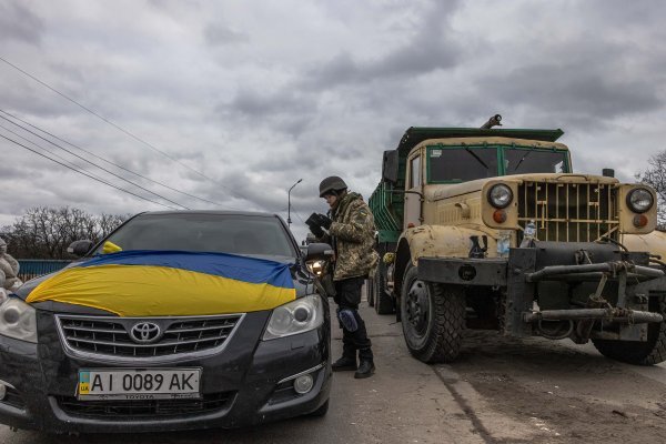 Ukrajinski vojnici na kontrolnoj točki na prilazu Kijevu
