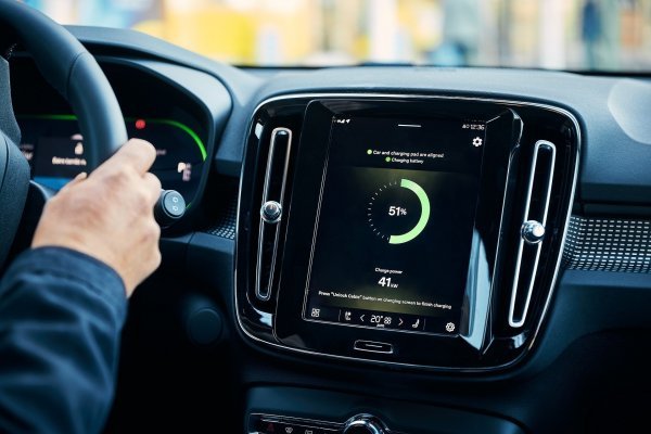 Potpuno električni Volvo XC40 Recharge će biti vozilo koje će se bežično puniti