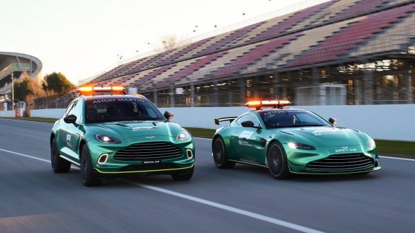 Aston Martin Vantage Safety Car i DBX Medical Car (lijevo)
