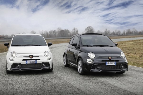 Abarth 695 Competizione i 695 Turismo (desno)