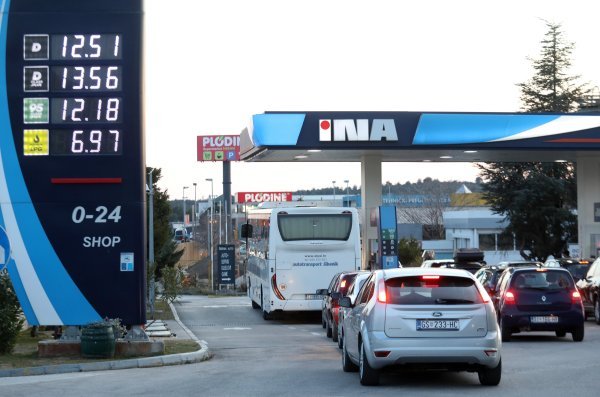 Gužve na benzinskim postajama zbog sutrašnjeg rasta cijena goriva