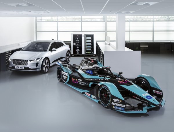 Jaguarov inženjerski tim je radio s Pramacom na razvoju jedinice za pohranu energije s nultom emisijom koju pokreću baterije Jaguar I-PACE drugog vijeka trajanja, preuzete iz prototipa i inženjerskih testnih vozila