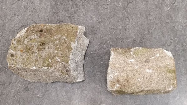 Njemačka policija objavila je fotografiju dva od četiri dijela granitnog bloka koji je smrskao vlak