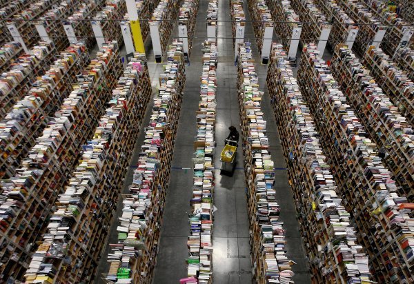 Amazon u vlasništvu ima robu i skladišta, a trudi se ovladati i distributivnim lancima