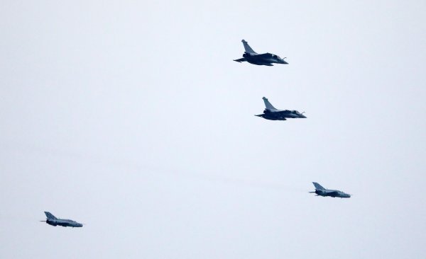 Zajednički let hrvatskih Migova i francuskih Rafalea