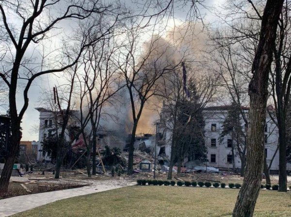 Bombardirano kazalište u Mariupolju