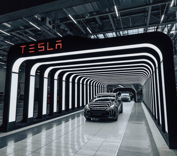 Tesla isporučuje prvi Model Y Performance iz nove tvornice Gigafactory Berlin-Brandenburg
