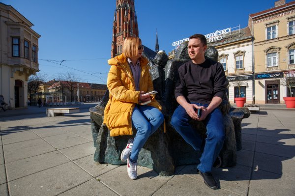 Ihor Sini na središnjem osječkom Trgu Ante Starčevića u razgovoru s novinarkom tportala