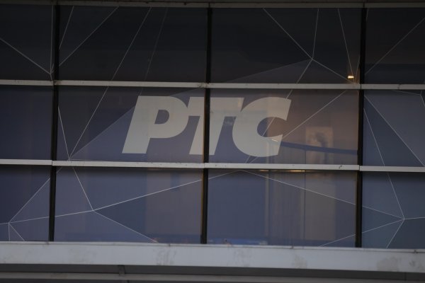 Grupa od oko 40 članova organizacije "Dostojni Srbije" upala je u prostorije RTS-a