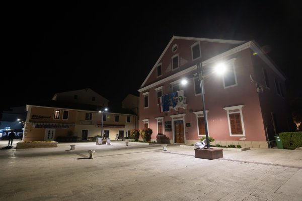 WC školjke ispred zgrade gradske uprave Biograda